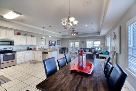 High Tray ceilings and seating for all 14 guests !!!!