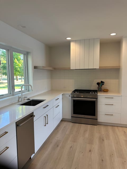 Fully stocked kitchen w/ full size range/oven, microwave, coffee maker, pans