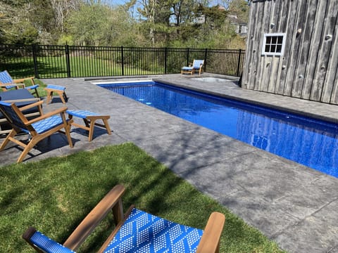 10' x 30' pool w/hot tub
