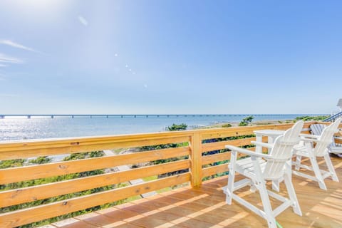 Unobstructed, beautiful views of the Pamlico Sound can be seen from the many decks of Summerwinds.