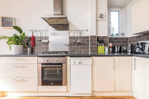 Well equipped kitchen for all occasions.