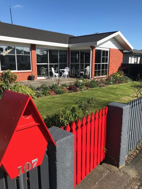 The sun pours into the house and you can sit outside and enjoy the bird song !