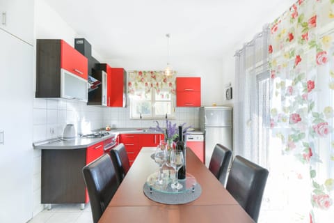 Kitchen 1 / Küche 1