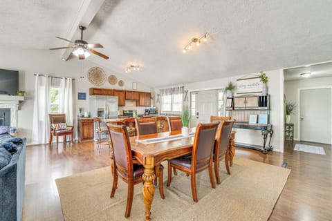 Dining Area | Dishes & Flatware Provided