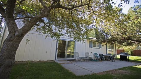 LARGE SHADED BACK YARD WITH PATIO AND GAS BARBECUE FOR YOUR ENJOYMENT!