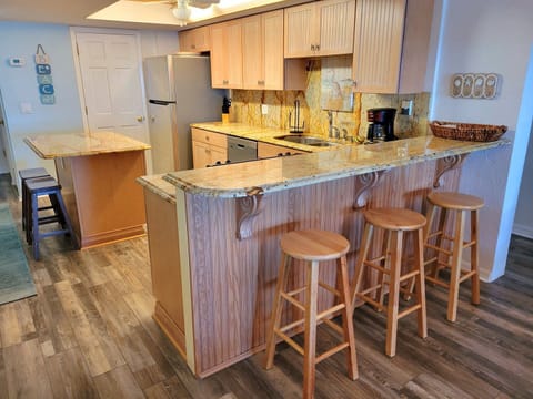 Fully Equipped Kitchen w/Counter Barstools
