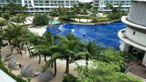 Deluxe 1-BR Condominium Across the Beach