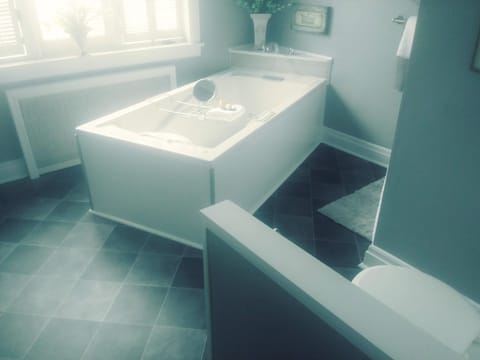 jacuzzi hot tub in queen suite bath