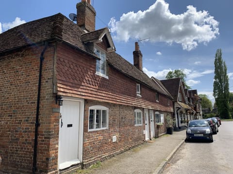 End cottage, next to the pub/opposite Jane Austen Museum