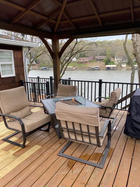 Covered patio area with propane fire pit