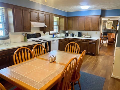 Spacious Kitchen w Dining Table that seats 6. 4 seat dining table in Grt Rm.
