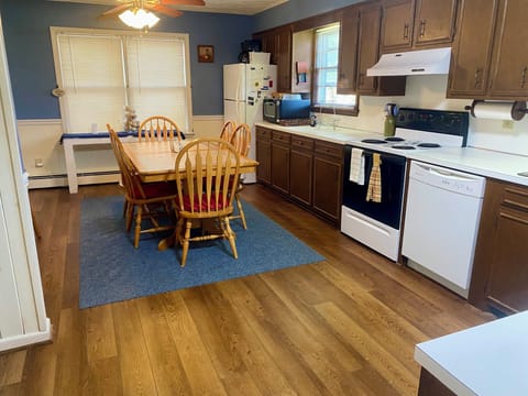 Large fully equipped kitchen with dining area for 6!
