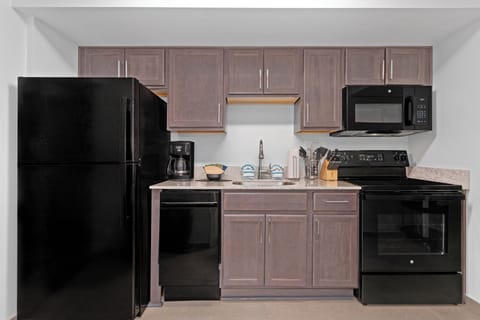 Two-Bedroom-Mobility-kitchen-1-Towers-on-the-Grove