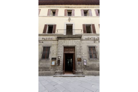 Main entrance and outdoor view