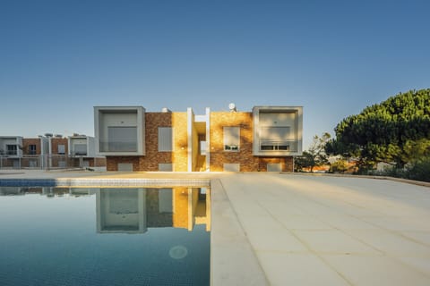 Holiday apartement with two bedrooms, one bedroom with double bed and another bedroom with 2 single beds. This flat has a bathroom with bathtub, a fully equipped kitchen, wifi, cable channel and parking space for 1 car.  This flat is located 700 meters from the beach of Salir do Porto.