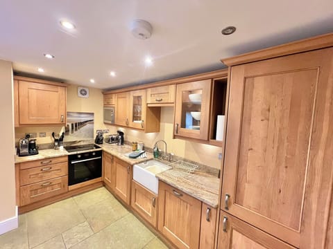 Fully equipped oak kitchen with granite worktops