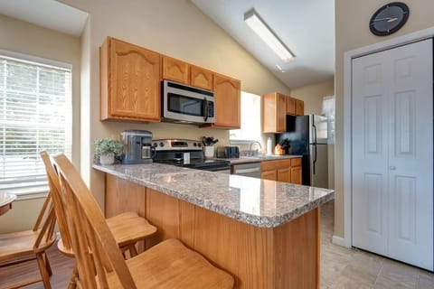 Breakfast bar with 2 bar chairs