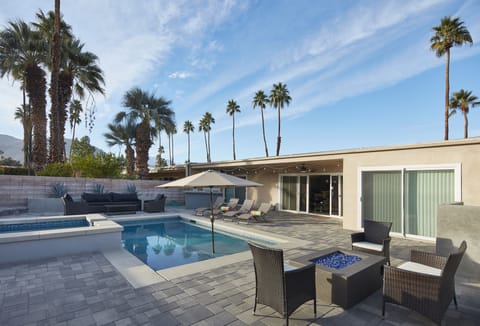 Pool, spa, fire table, BBQ island...