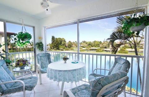 BRIGHT, MODERN CONDO. INCREDIBLE LAKE VIEW FROM EVERYWHERE IN YOUR LIVING AREA!