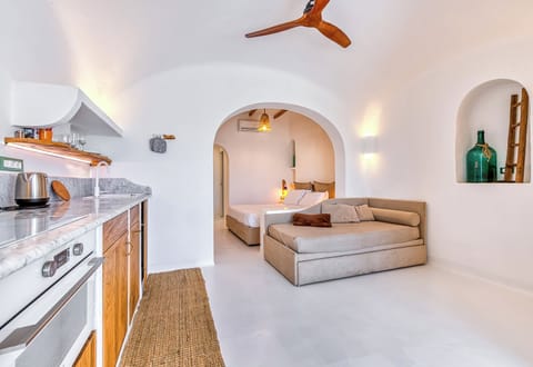 Ravino's Deluxe Studio with a balcony and sea view