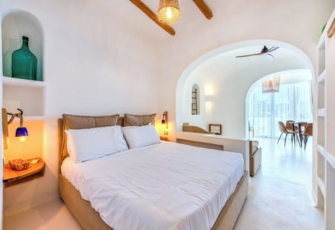 Ravino's Deluxe Studio with a balcony and sea view