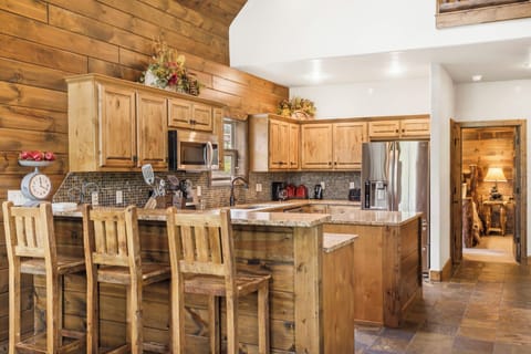 Gourmet kitchen with seating for 3 more at the breakfast bar