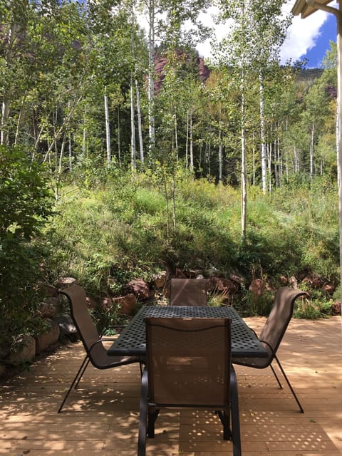 Private outdoor dinning for six