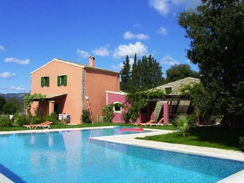 3 bedrooms withn guest house and private pool
