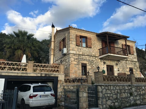 Anelina with its garage

