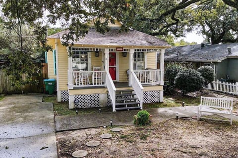 Charming neighborhood shaded by mature trees, offering a calm and welcoming coastal atmosphere.