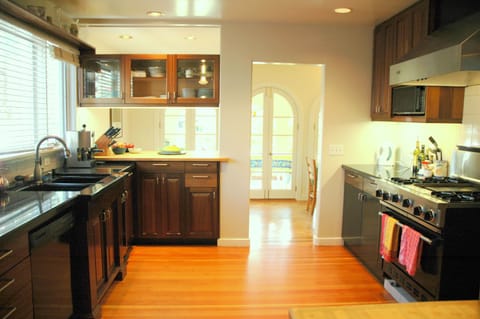 Double sink, breakfast bar