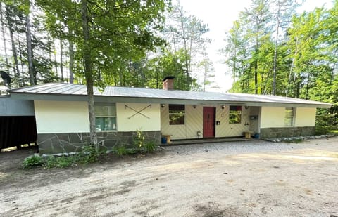 Single level with carport for keeping your toys undercover