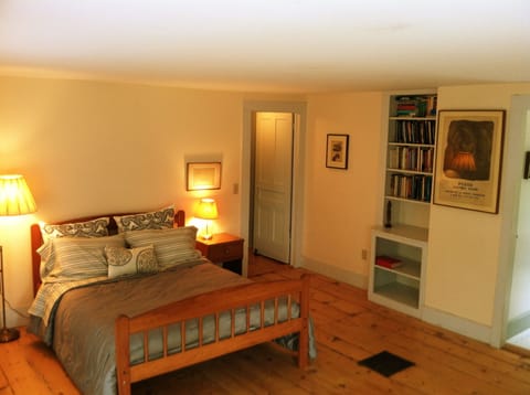 Master Bedroom, 2nd Floor
Airy! Mindful Literature and Poetry. 