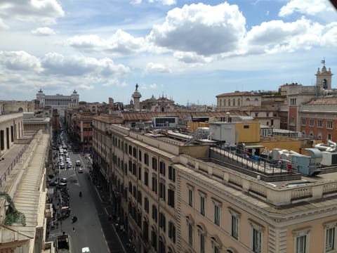 View from the living room: altare della Patria, Colonna and The Parliament
