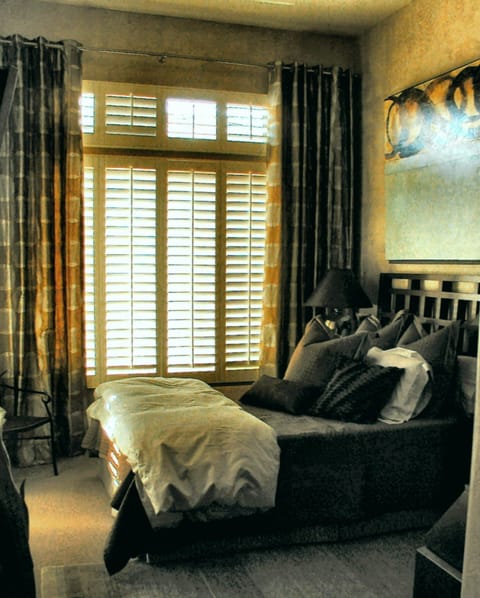 Luxury Pool Side Guest Room with Ensuite Bathroom