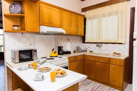 Enjoy your breakfast in the fully-equipped kitchen.