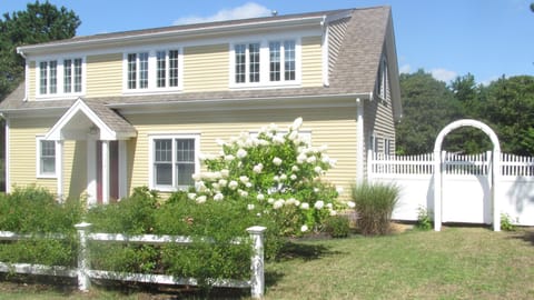 Our happy yellow house, the perfect Cape Escape!