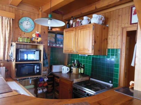Kitchen. Four stove with large oven. Fridge and Dishwasher .Fully equipped.