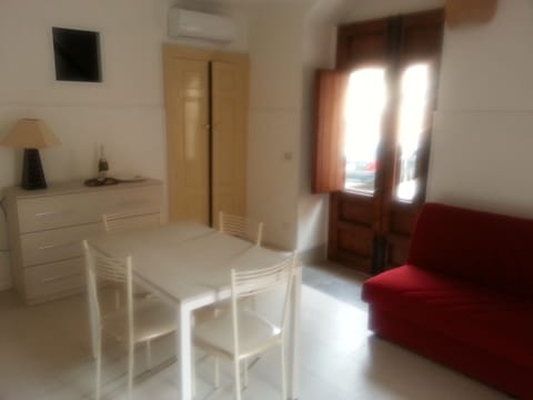Full of sun light entrance end kitchen 