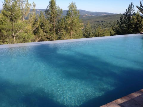The swimmingpool with view over the valley