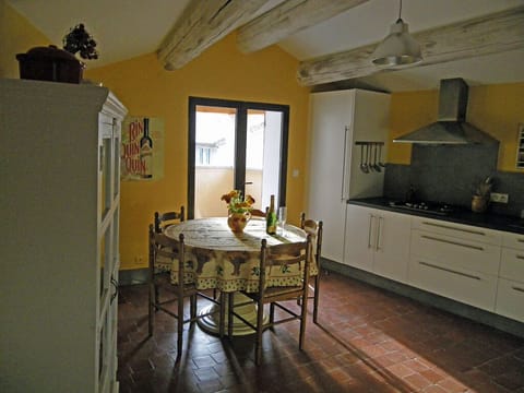 The large and bright kitchen opens onto the terrace.