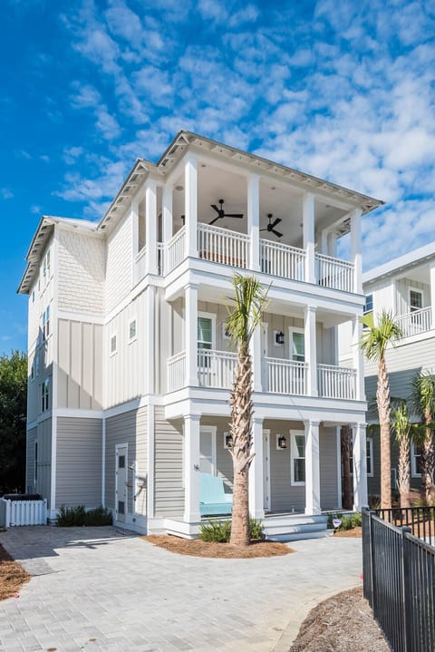 Inlet bliss - Outdoor Shower area w Towel rack
