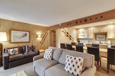 Living Area - Open concept kitchen / Living area overlooking the slopes