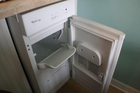 ICE MAKER TO FILL YOUR COOLER FOR DRINKS OR FISHING!