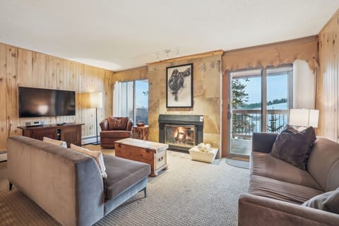 Living Room - Cozy Living room with view of the slopes and gas fireplace