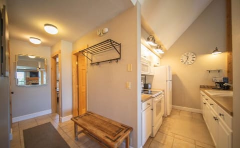 Lakeside Village 1BD Hallway