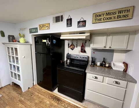 Fully equipped kitchen, including electric range, dishwasher and microwave 