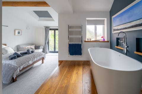 Sybil Cottage, Holme-next-the-Sea: Master suite with raised freestanding bath