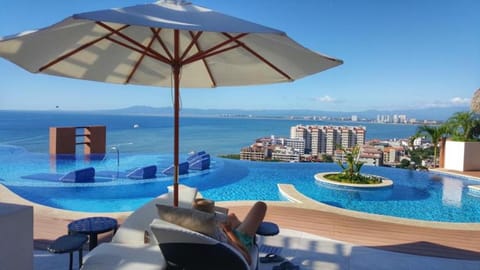 rooftop infinity pool...amazing view!
