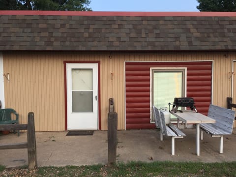 “Line Shack” ----- Is a spacious studio apartment with a comfy queen size bed.